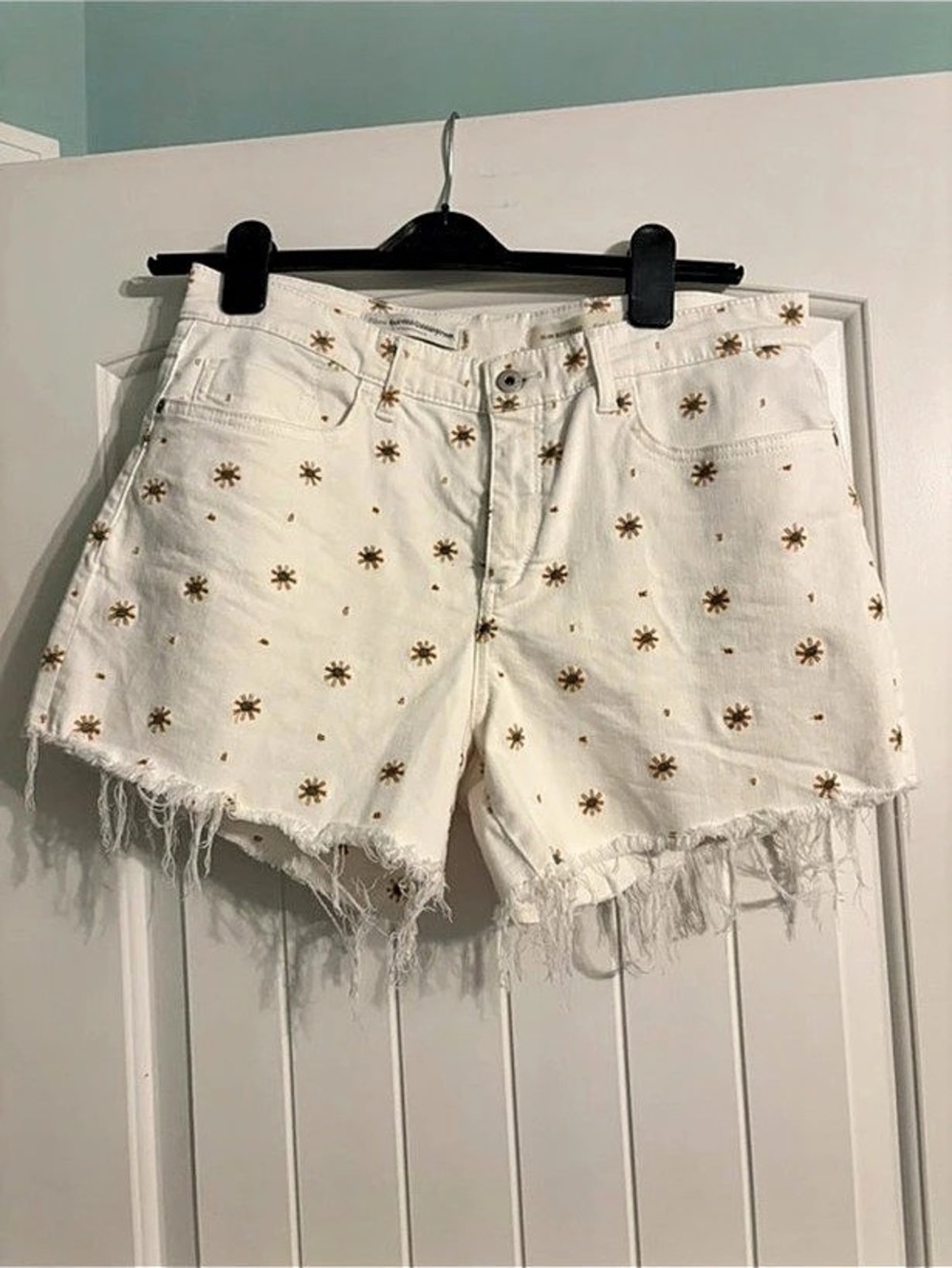 Pilcro Slim Boyfriend Embroidered Jean Shorts in White Size 31 Like New